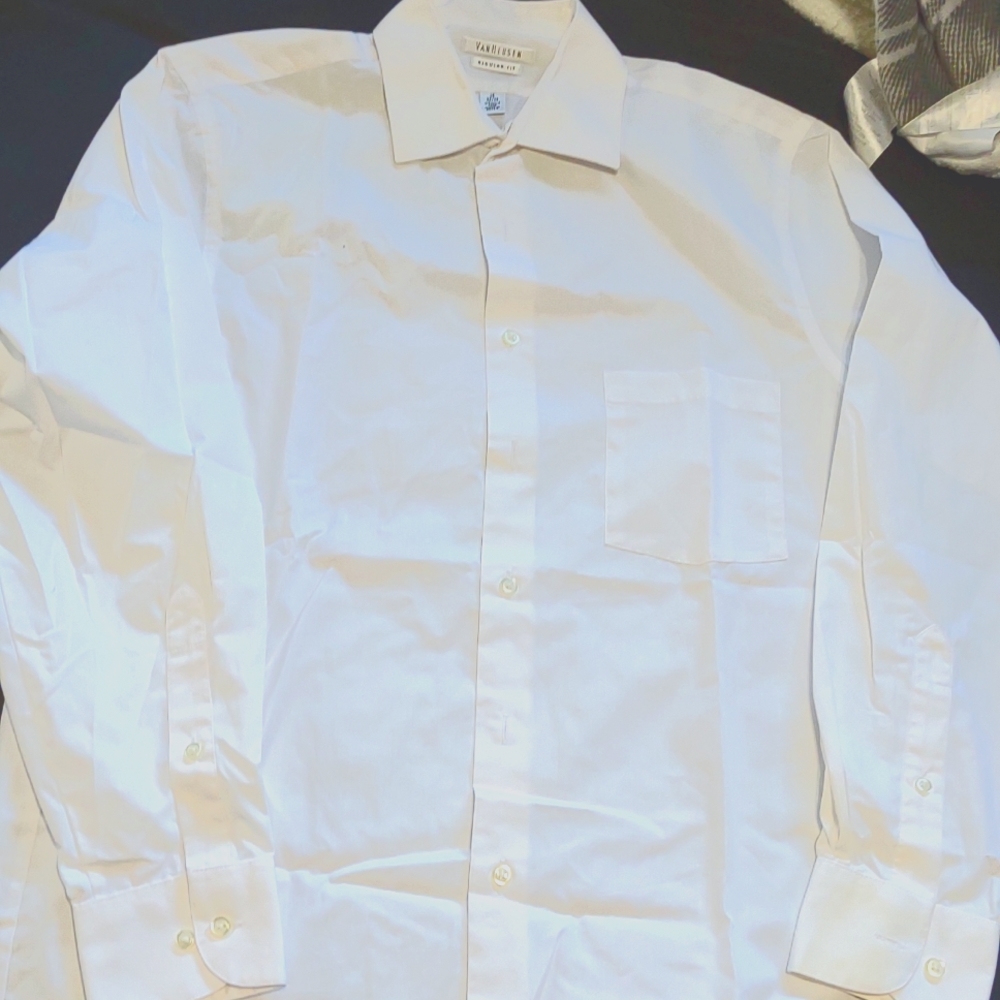 Van Heusen regular fit Mens dress shirt Like New